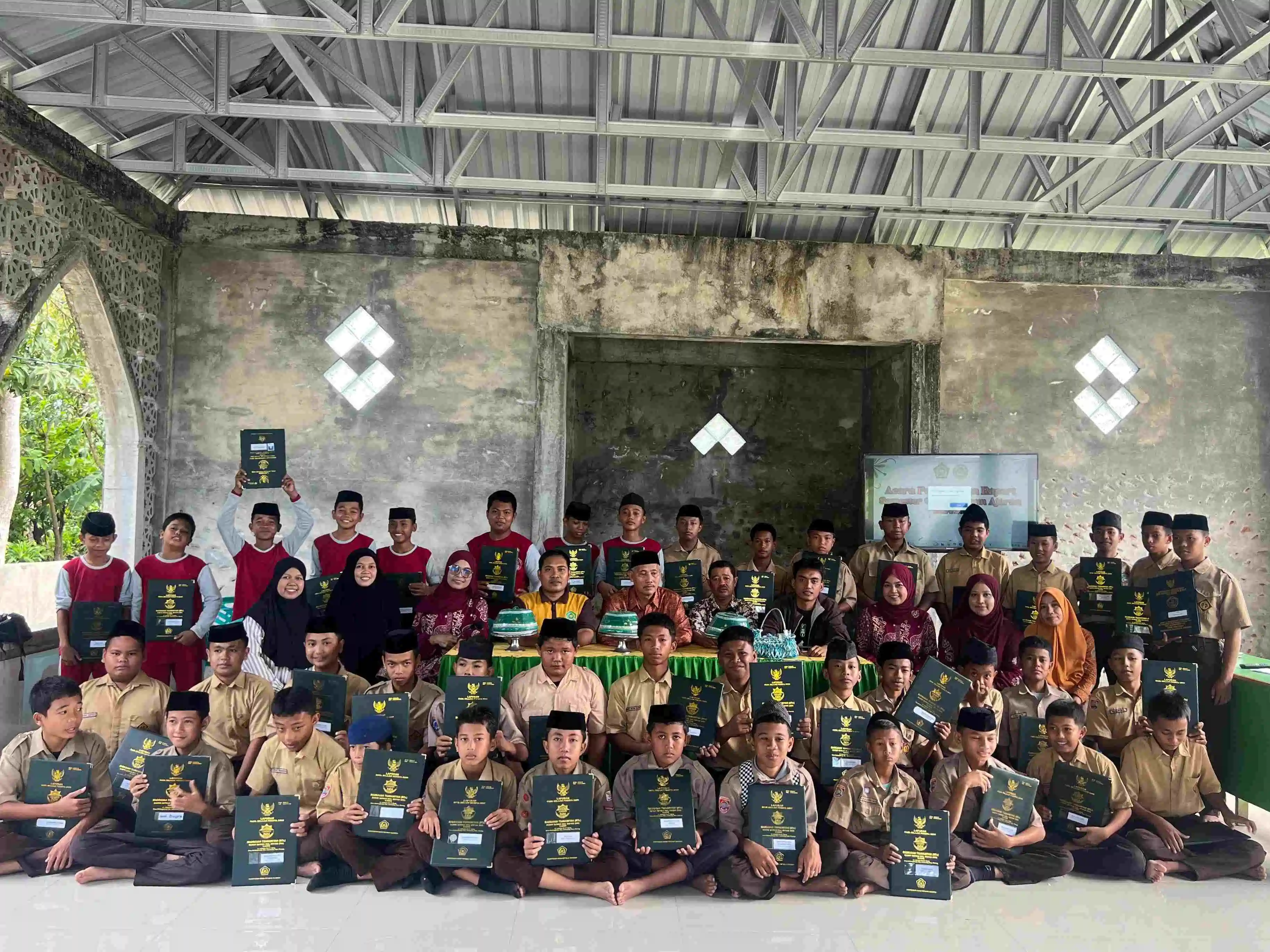 MTs. DDI Ujung Menerima Laporan Hasil Belajar Peserta Didik Semester Genap Tahun Pelajaran 2024/2025